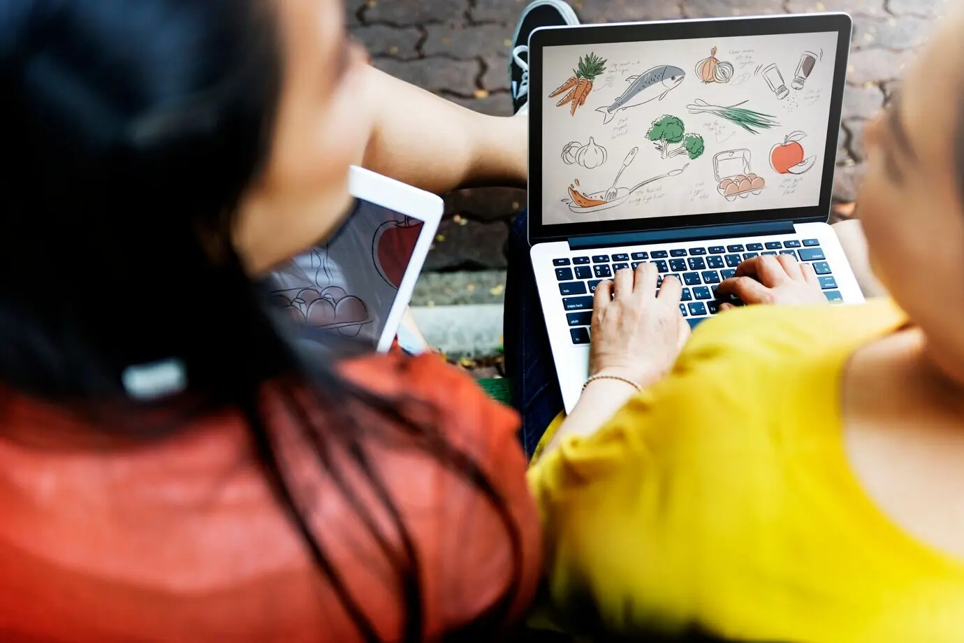 Mutter und Tochter, lässig, entzückend – Konzept von Lebensglück.