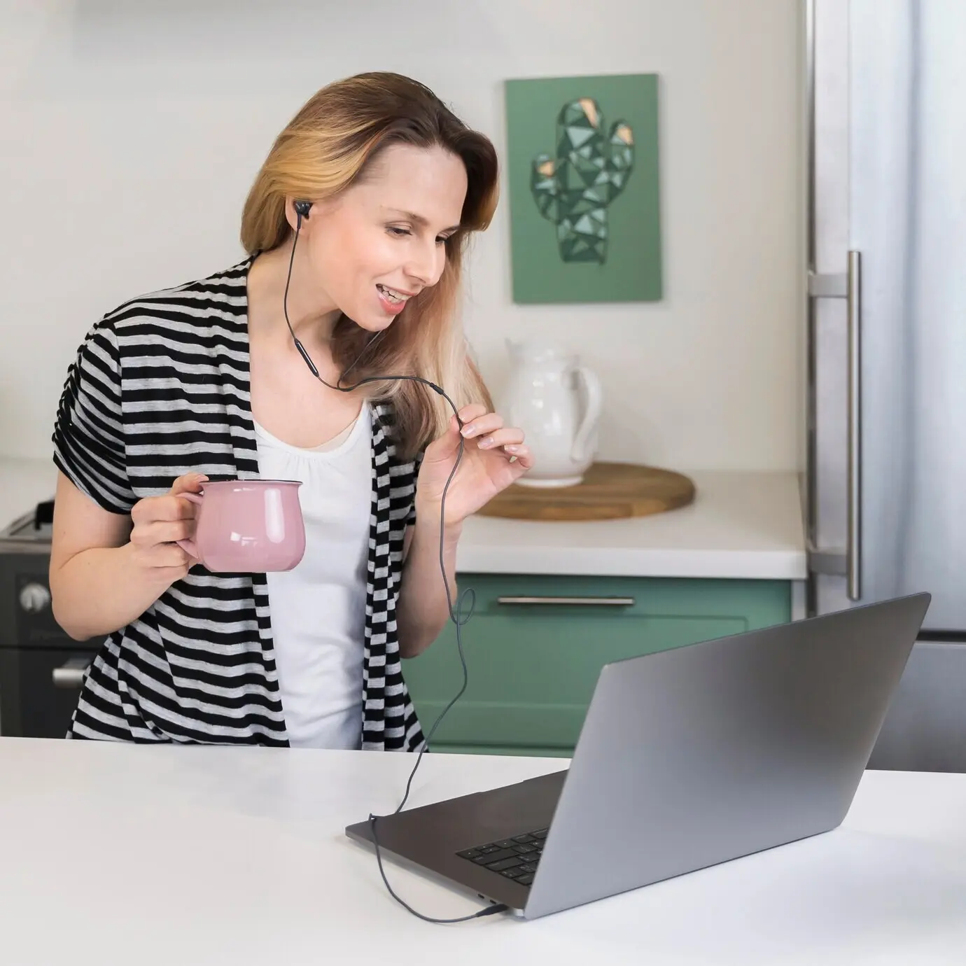 Schöne Frau, die sich freut, von zu Hause aus zu arbeiten.